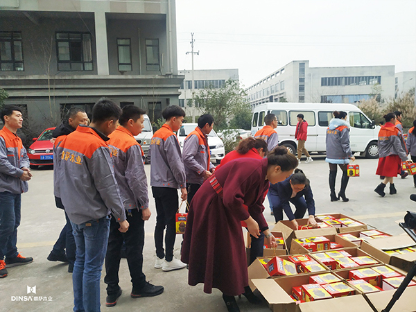 重庆鼎萨木门：财务总监衡凤春给员工发放礼品