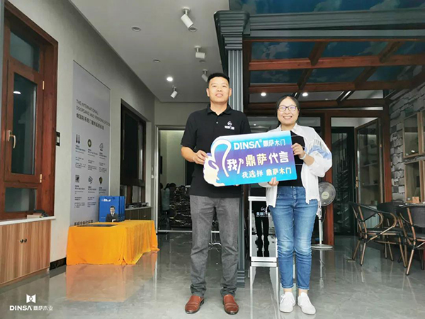 鼎萨木业资深客服专员衡大艳与合作伙伴合影