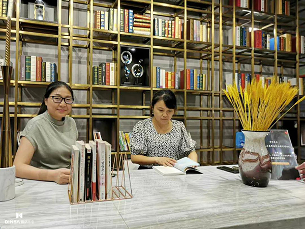鼎萨资深客服专员衡大燕、赵霞亲临日常专属联系和指导装修建设的鼎萨门店